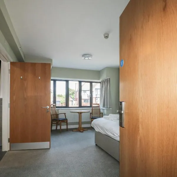 Marine Court Ground-floor Double Bedroom with Wet Room，位于利特尔的酒店