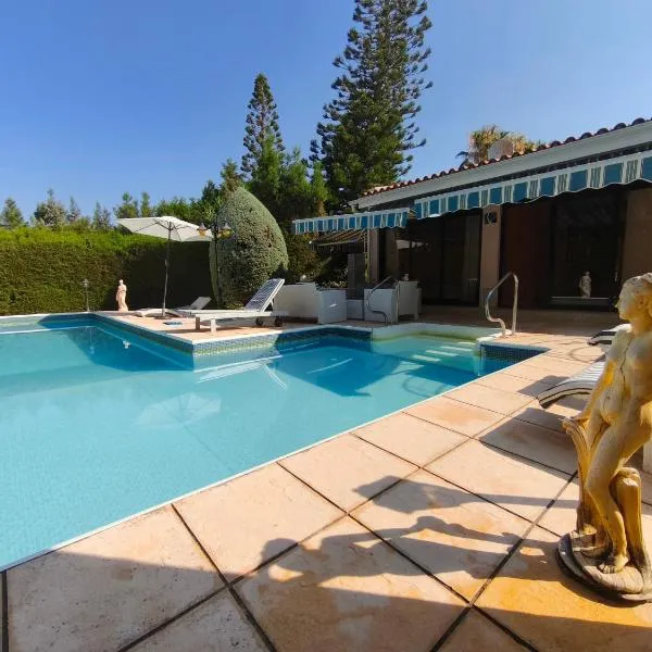 Seabreeze Villa，位于Paphos的酒店