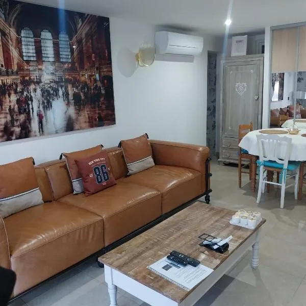 Maison rez de chaussée avec un espace jardin, bien située，位于阿尔勒的酒店