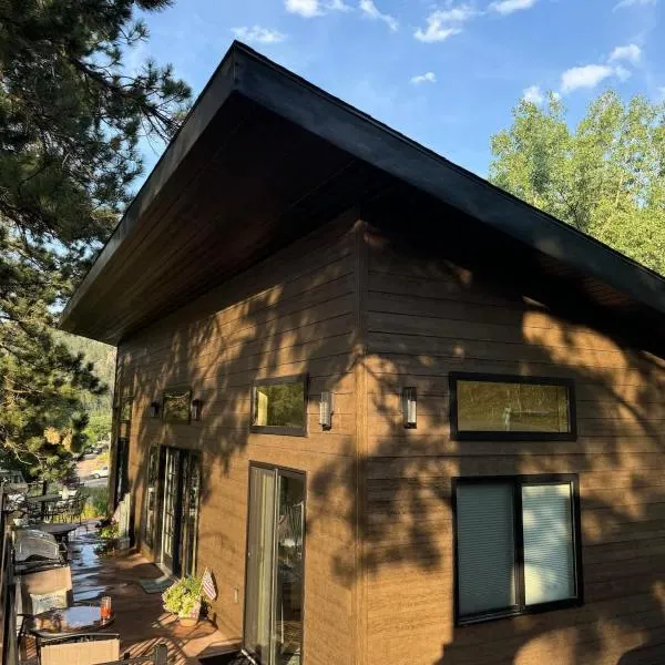 In the center of it all The Elkhorn Cabin，位于奇斯顿的酒店