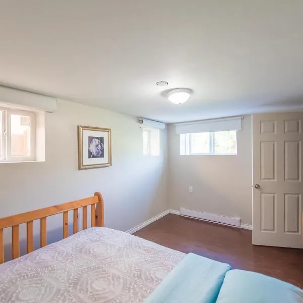 4 Bedroom Semi-basement Suite in Burnaby Metrotown，位于伯纳比的酒店