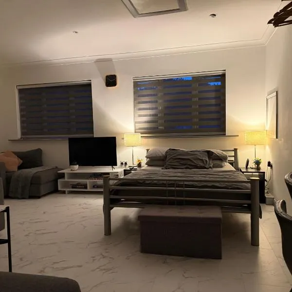 Fully Detached Studio Annexe with King Bed for 2 & Sofa Bed for 2，位于坎姆伯恩的酒店