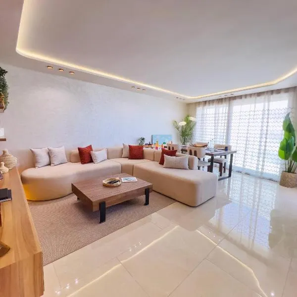 Luxury 2BR En-Suite Sea View in Malabata，位于丹吉尔的酒店