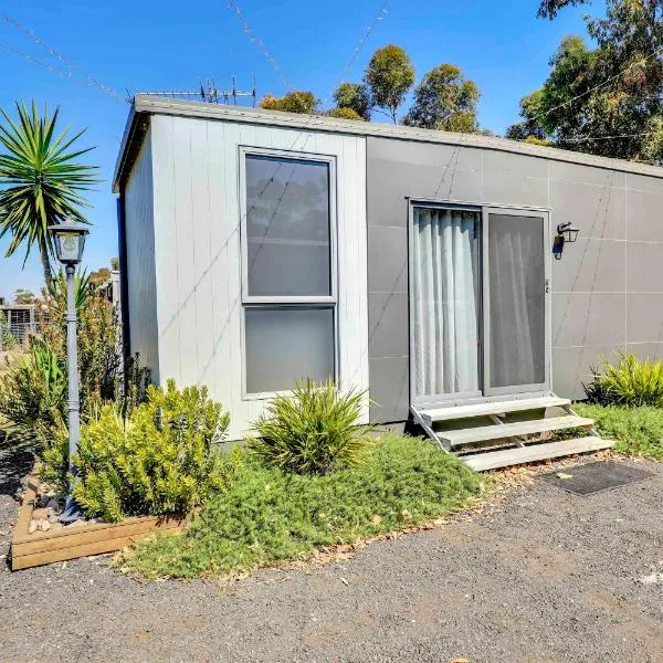 Diggers rest self contained tiny home with wifi，位于Diggers Rest的酒店