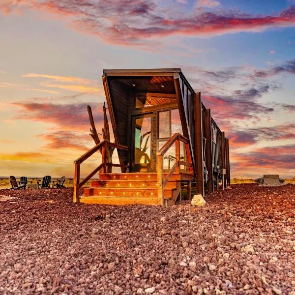 Grand Canyon Stargazing Off-Grid Tiny Home，位于瓦莱的酒店