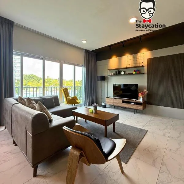 Staycation Homestay 76 Liberty Grove Near Airport，位于古晋的酒店