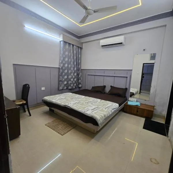 Satyabhama Homestay-Sapphire- two bhk Luxury appartment，位于印多尔的酒店
