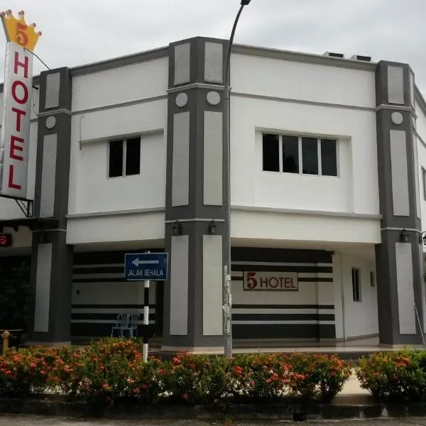 费弗酒店，位于Kampong Latak的酒店