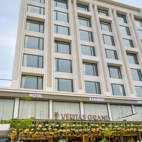 Hotel Veritas Grand，位于Sānand的酒店