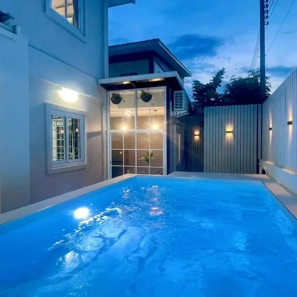 Private Pool Villa for 9 Guests - Pet Friendly - 2 km from Charoen Sri Fresh Market，位于乌汶的酒店
