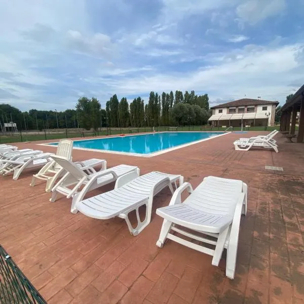 Agriturismo con piscina equitazione e natura La Bisa，位于Trecenta的酒店