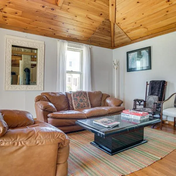 < 1 Mi to Beaches: Home w/ Deck in Oak Bluffs，位于奥克布拉夫斯的酒店