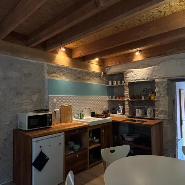 Gîte au coeur de la forêt，位于Saint-Parize-le-Châtel的酒店