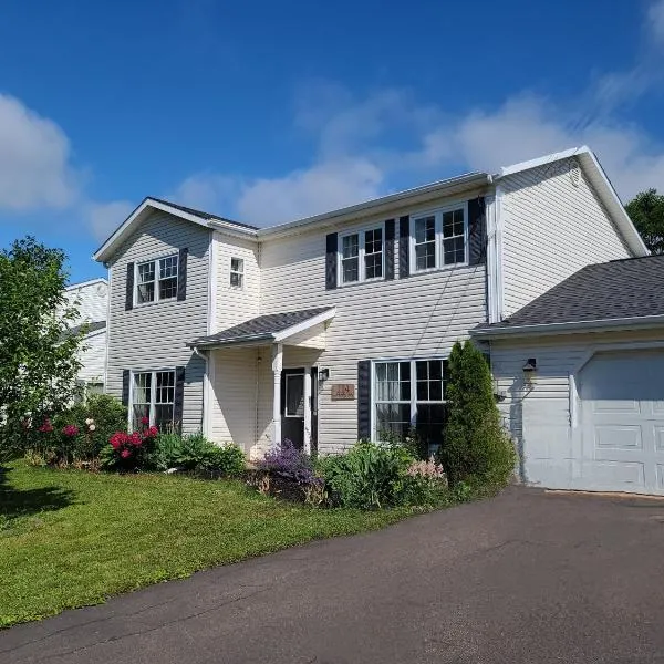Yuan's Cozy 4BR House in Charlottetown,位于Cornwall的酒店