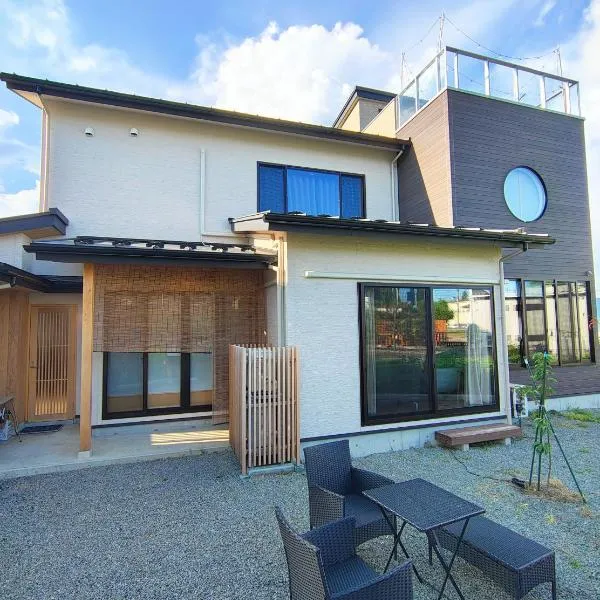 Fujiyoshida house, 2 toilet 2 bathroom, Mt Fuji view, 4 living room, free parking 5 cars, projector, washmachine, pet ok，位于南都留郡的酒店