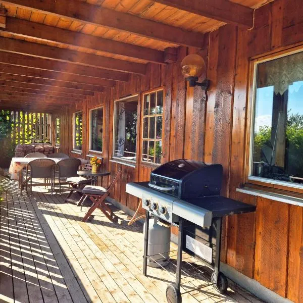 Loghouse apartment in arctic wonderland!，位于Kvaløya的酒店