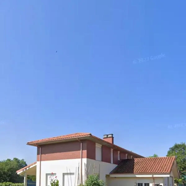 Chalet adosado con amplio jardín，位于Cubas的酒店