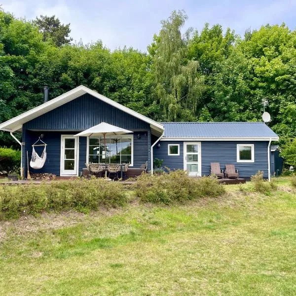 The forest cottage with petanque court，位于尼克宾西兰岛的酒店