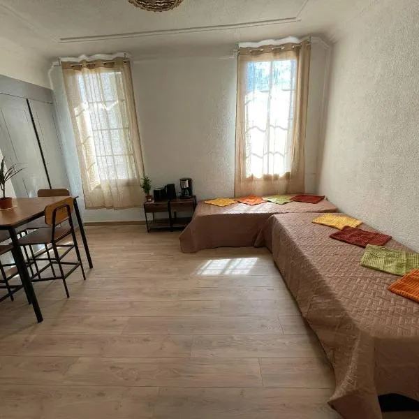 Vous viendrez vivre ici 2 pièces lavandes garage à moto，位于里耶的酒店