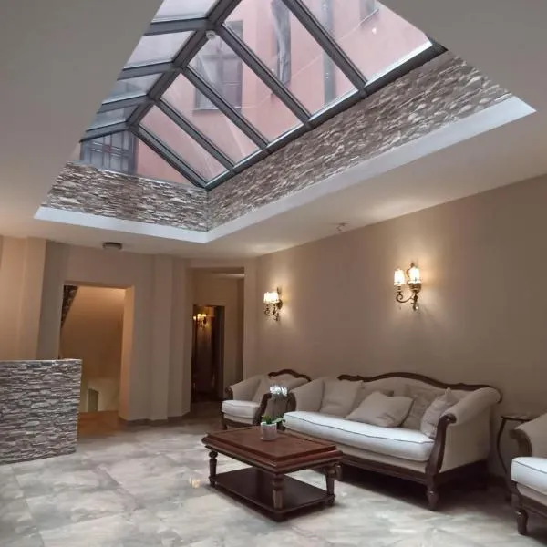 Spacious apartment by the park，位于里加的酒店