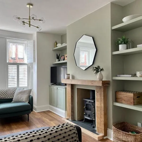 Emerson House 2Bed Sleeps 6 EV Point Dog Friendly Parking Groups Families Professionals，位于浦耳的酒店