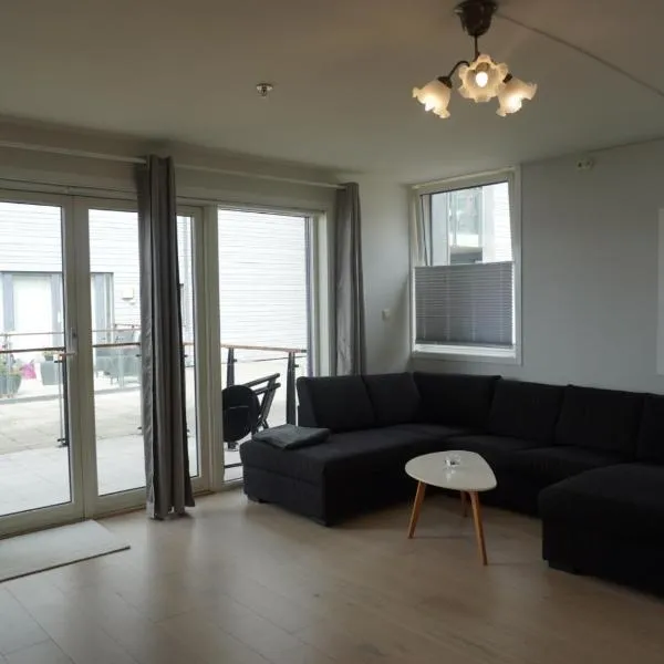 Cozy Flat with Balcony in Central Jørpeland - Close to The Pulpit Rock，位于约尔珀兰的酒店