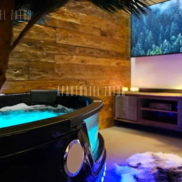 Aparthotel ZATOR Natural 56 jacuzzi，位于扎托尔的酒店
