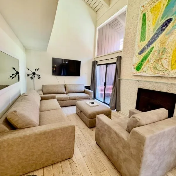 Walk to Canyon Lodge! Ski back! Modern Space，位于马姆莫斯湖的酒店
