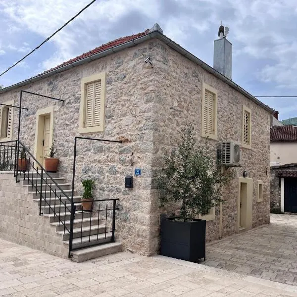 Tri srca 2 - De Luxe 2，位于特雷比涅的酒店