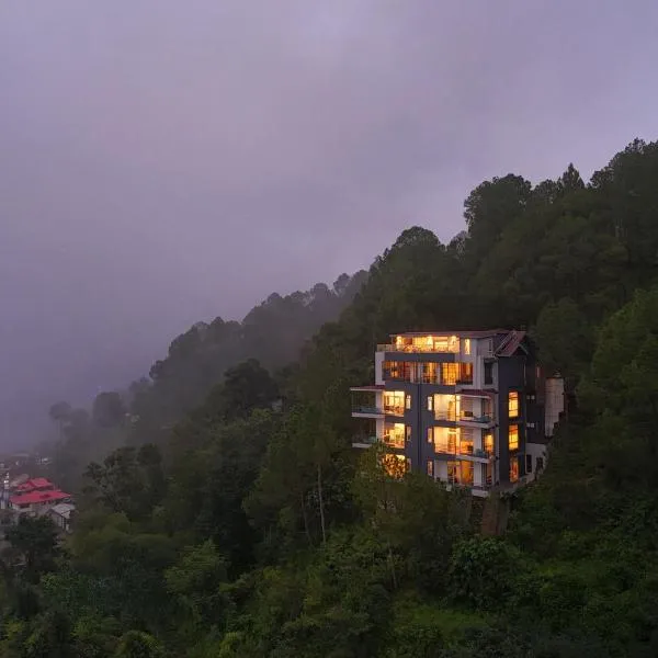 Pristine Pines by VEO - Part of StayVista Cozy stays at Kasauli 2BR 4BR，位于卡绍利的酒店
