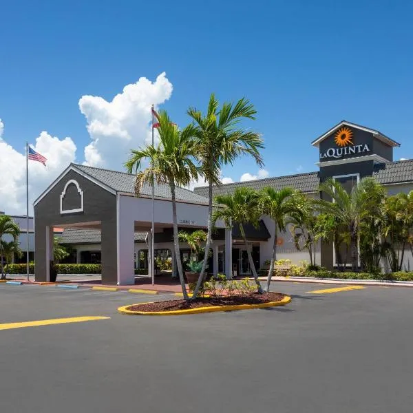 可可比奇卡纳维拉尔角拉金塔旅馆及套房酒店，位于可可比奇的酒店