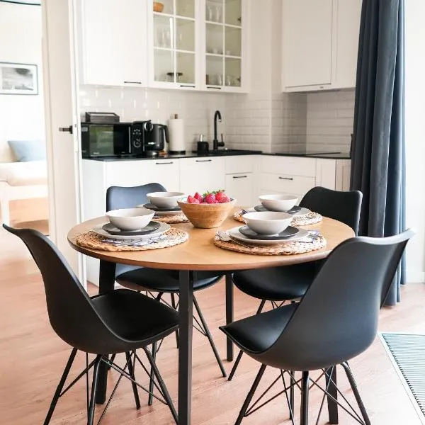 PINEA Apartments tuż przy plaży - baseny, sauny, jacuzzi，位于波别罗沃的酒店