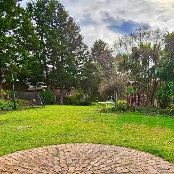 Maggie's Guesthouse on Swansfield - free pool, billiards, tennis court, more，位于Warrandyte的酒店