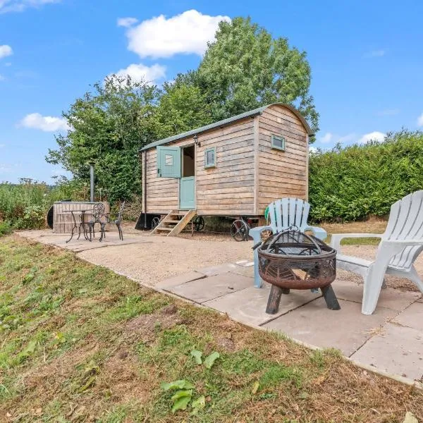 Hot Tub Luxury Glamping - Private Stargazing Patio，位于Yarpole的酒店