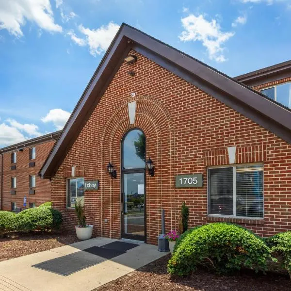 HomeTowne Studios & Suites by Red Roof Greensboro，位于格林斯伯勒的酒店