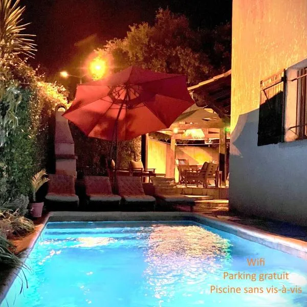 Chambre, terrasse et piscine de l'Impasse du Pressoir，位于Le Crès的酒店