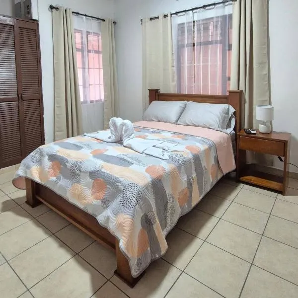 Velaz Guesthouse，位于阿拉胡埃拉的酒店