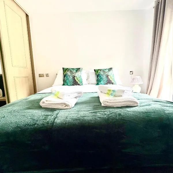 Charming 1 Bedroom Apartment Near the Stadium and City Centre Comfort for Up to 4 Guests，位于Bon-y-maen的酒店