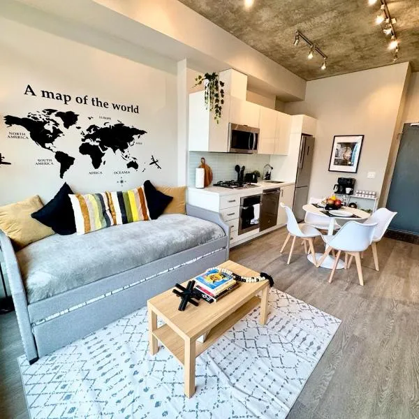 Elegant, Comfy & Sophisticated MetroLux Downtown Suite，位于卡尔加里的酒店