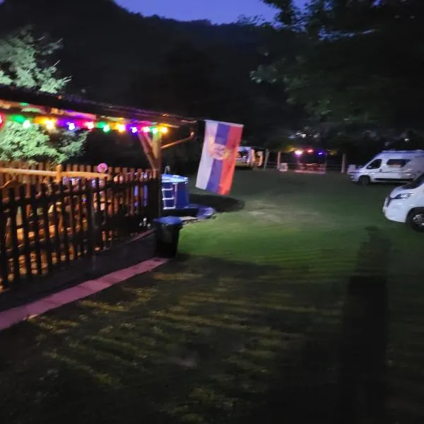 Kamp kućica trokrevetna，位于Crnča的酒店