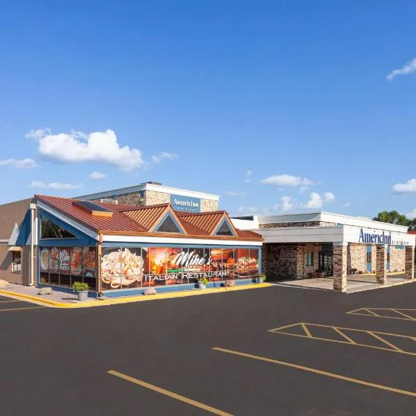 AmericInn & Suites by Wyndham Baraboo Event Center，位于巴拉布的酒店