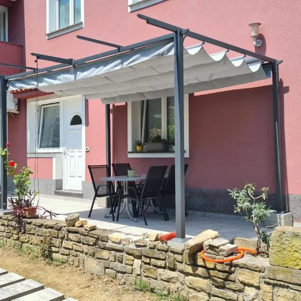 Apartments STRUNAJN，位于斯楚雅的酒店