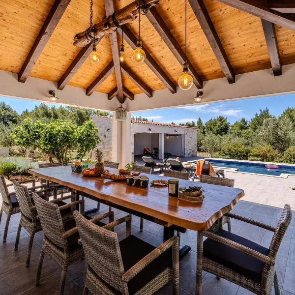 Luxury Villa Nature with heated private pool, sauna & fire pit, a short walk to the beach，位于米欧纳的酒店