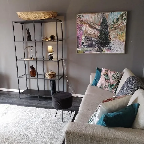 Iso huoneisto koskien ja palveluiden äärellä，位于瓦尔考斯的酒店