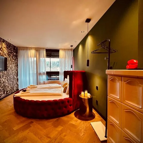 Red Velvet-Romantik Appartement mit Balkon & Flussblick - Das Alpenzeit im Zentrum mit Parkplatz，位于巴特奥塞的酒店