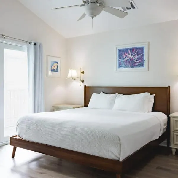 New Casa Caribe by Brightwild- Two-Story Condo Rooftop Pool，位于基韦斯特的酒店