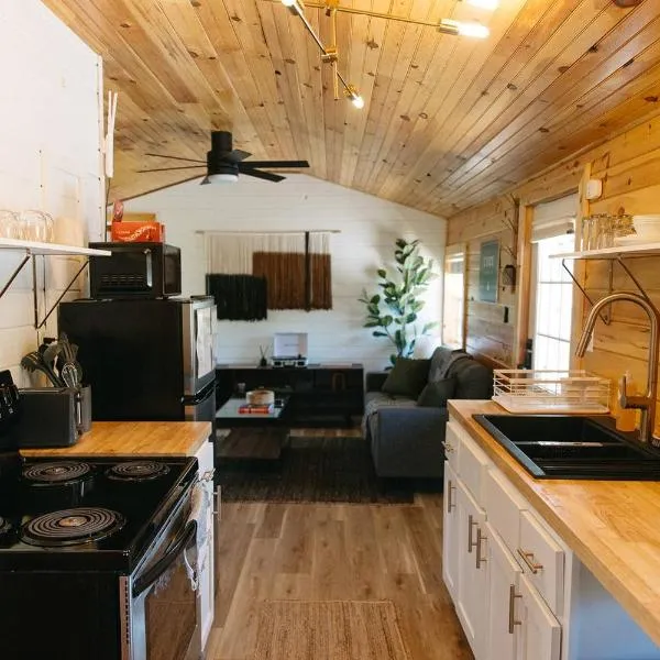 "Cozy Dumplin" - Warm & Modern Stay in RRG/Auxier，位于Pine Ridge的酒店