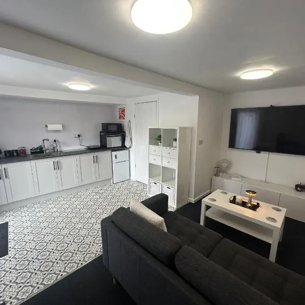 Peaceful Garden Cabin Stay in the Yorkshire Wolds，位于Cranswick的酒店