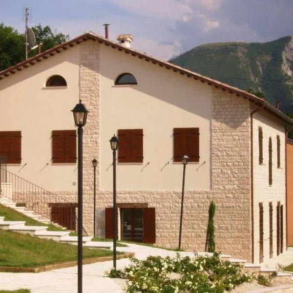 Oasi di Piobbico Piscina con Vista sul Monte Nerone，位于Piobbico的酒店