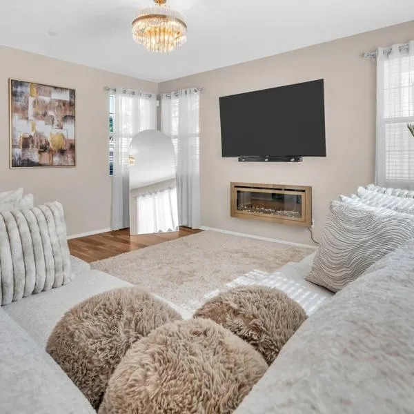 Stylish 3br 3 Bth w fireplace，位于博蒙特的酒店